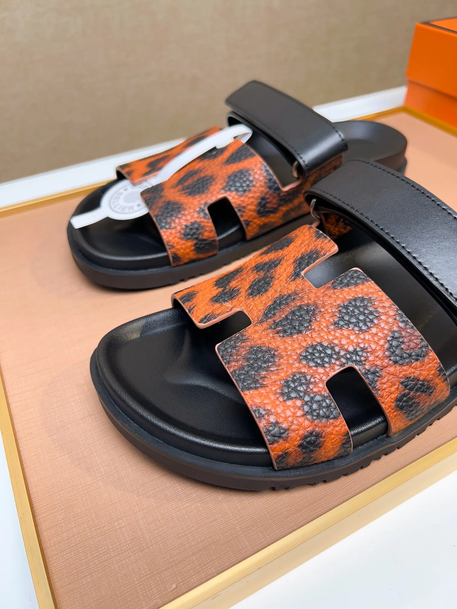 Men's clothing and shoes 💰340 💅💅💅 new arrival. Hermes Hermes official website latest counter synchronized new oran color leather H slippers, the original Paris version flew back to the original model and opened the mold to make it perfectly🍌The highest quality Sincerity, you can enter and leave the counter at will [Deyi] The upper is made of original customized  colored palm prints, crocodile print, ostrich print, colored cow leather, colored cow suede, 🤔 horse hair, 🥳 colored diamonds, 🥰 3D printing, and other genuine leather slippers, imported cow pattern foot pad lining, Italian  latest original genuine leather combination outsole Code number: 38-48 (customized at 46.47.48) Can be made into picture combination sole with genuine leather pattern and ordinary molded outsole